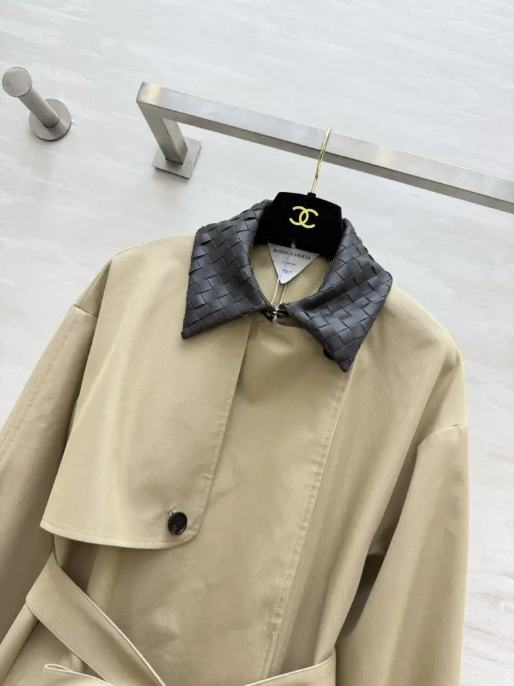 Bottega Veneta A long trench from braided leather collar — Photo 2