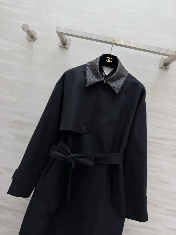 Bottega Veneta A long trench from braided leather collar — Photo 3