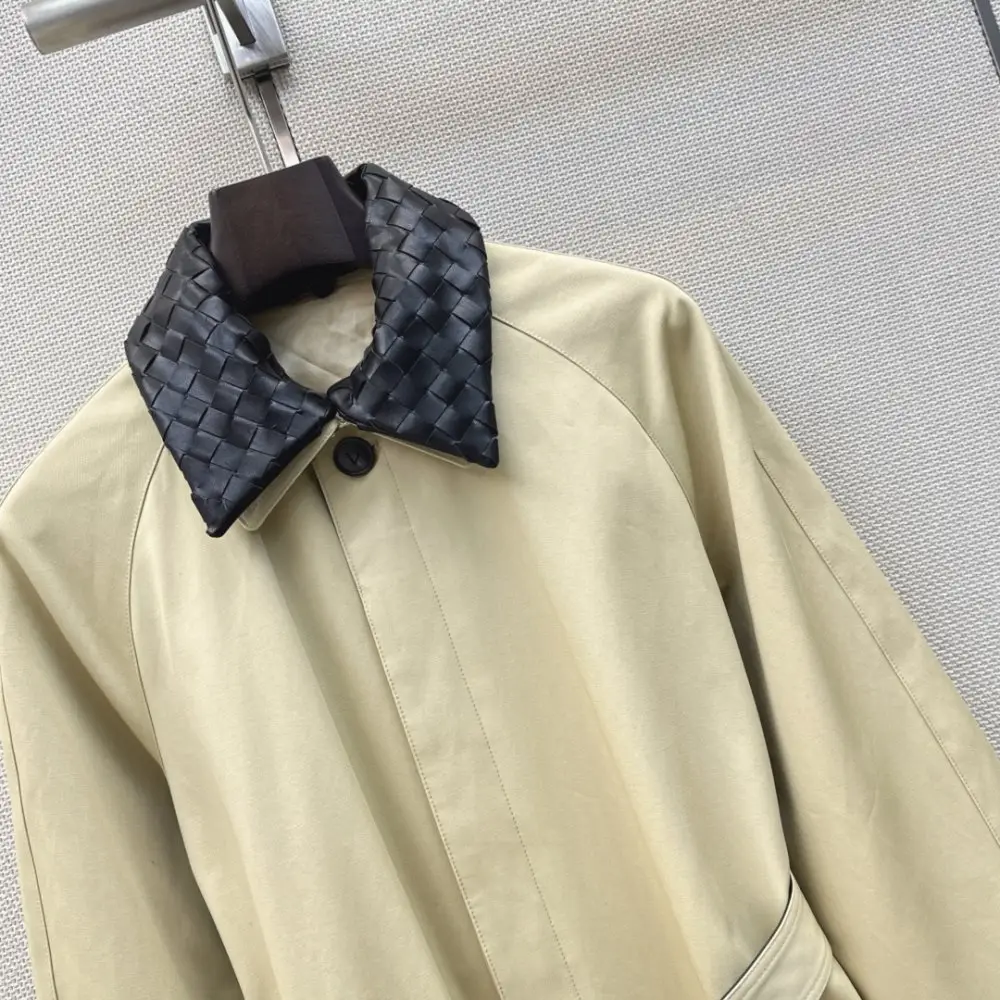 Bottega Veneta Довгий тренч з плетеним шкіряним коміром — Фото 3