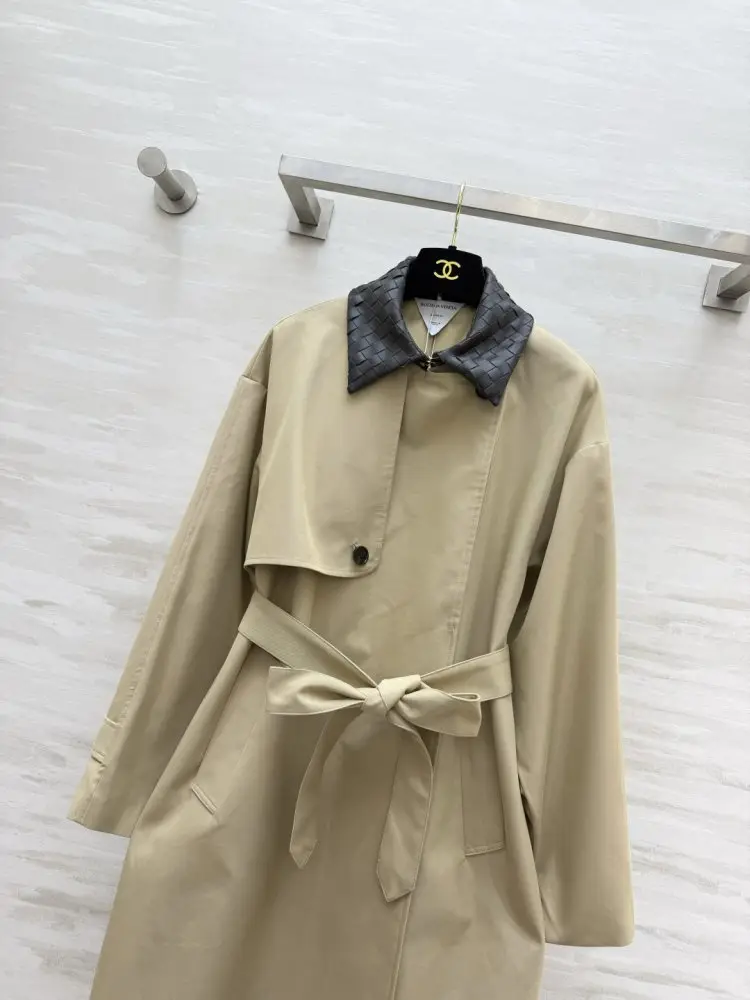 Bottega Veneta A long trench from braided leather collar — Photo 4