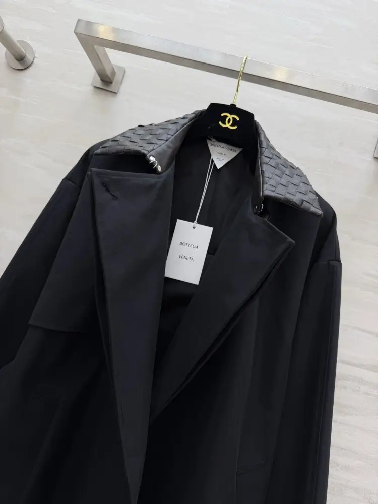 Bottega Veneta A long trench from braided leather collar — Photo 5