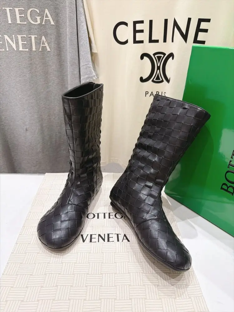 Bottega Veneta — Ботильйони BV Atomic на плоскою підошві з круглим каблуком