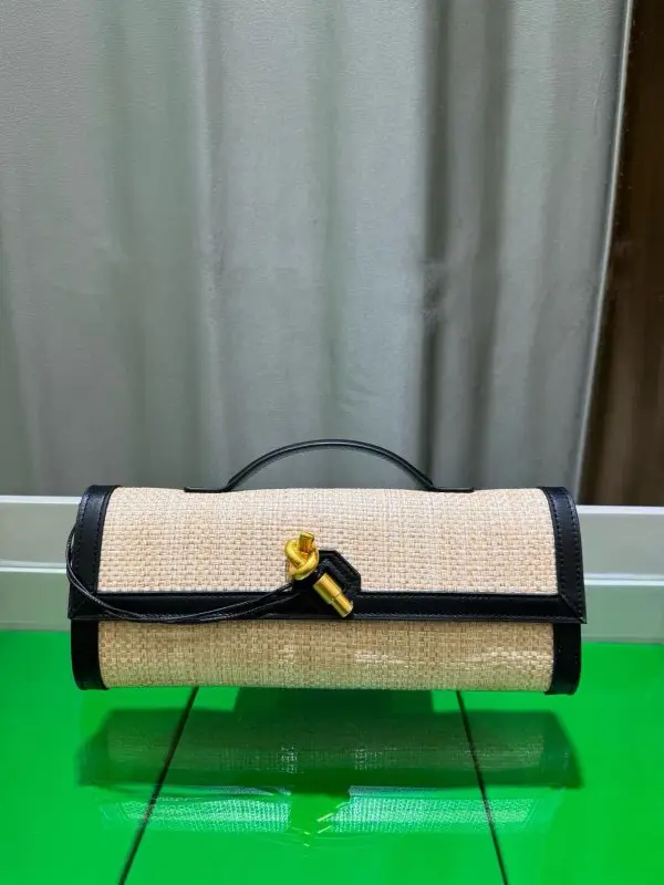 Bottega Veneta — Клатч Andiamo з рафии 31 см