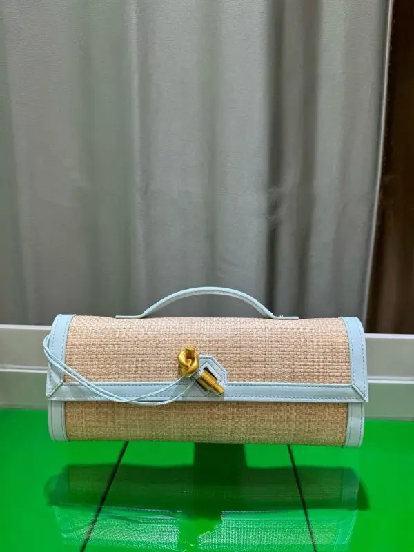 Bottega Veneta — Клатч Andiamo з рафии 31 см