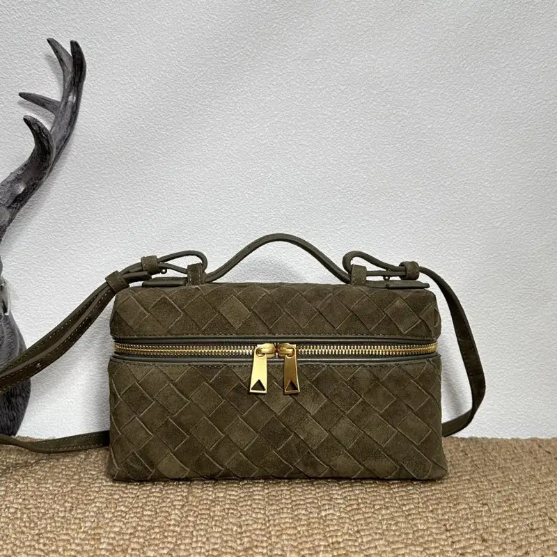 Bottega Veneta — Мини-сумочка BV Vanity плетеная замшевая 22 см