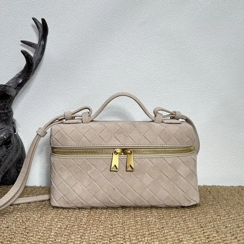 Bottega Veneta — Мини-сумочка BV Vanity плетеная замшевая 22 см