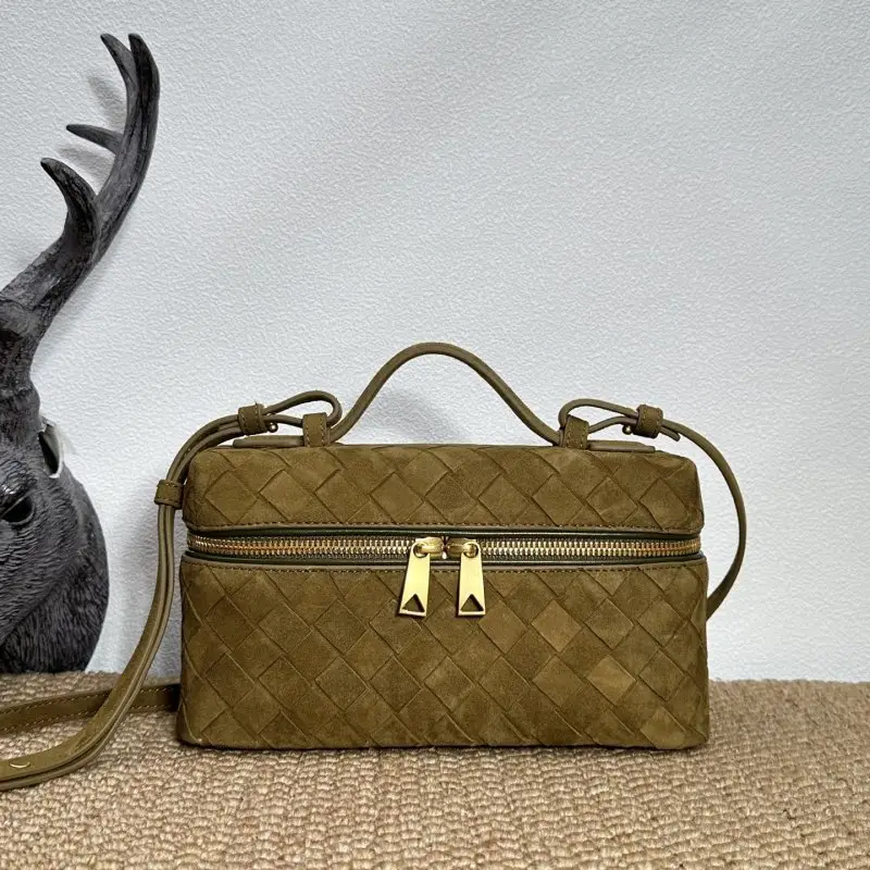 Bottega Veneta — Мини-сумочка BV Vanity плетеная замшевая 22 см
