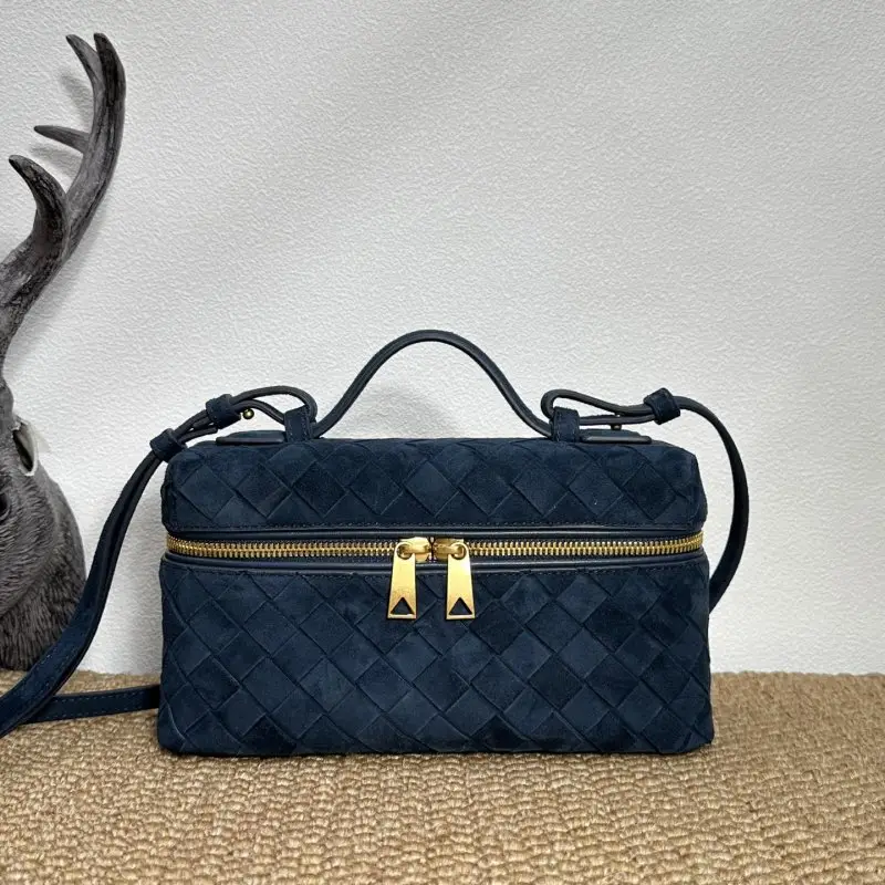 Bottega Veneta — Міні-сумочка BV Vanity плетені замшева 22 см