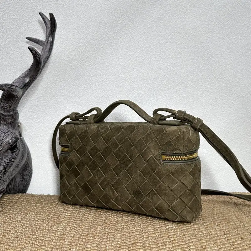 Bottega Veneta Мини-сумочка BV Vanity плетеная замшевая 22 см — Фото 3