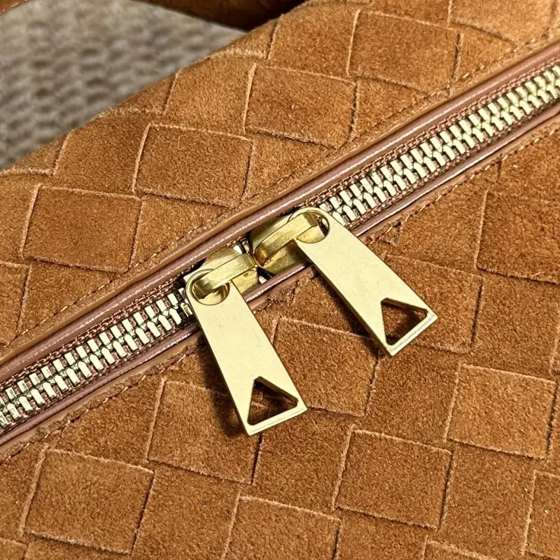 Bottega Veneta Мини-сумочка BV Vanity плетеная замшевая 22 см — Фото 4