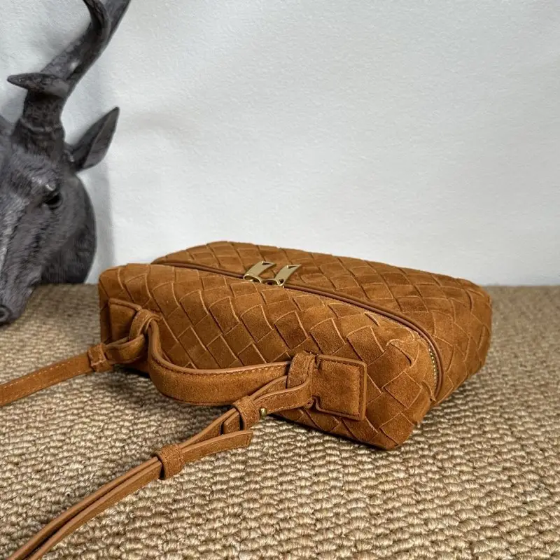 Bottega Veneta Мини-сумочка BV Vanity плетеная замшевая 22 см — Фото 5
