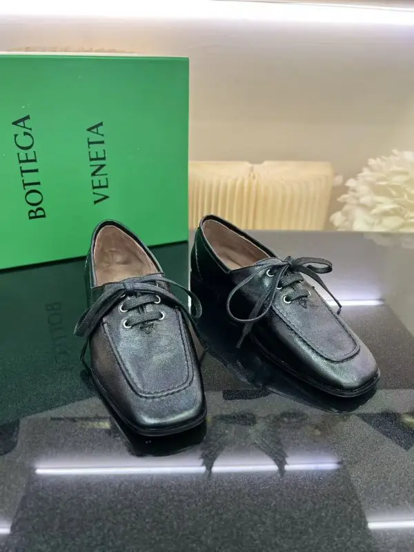 Bottega Veneta — Туфли кожаные женские на шнуровке