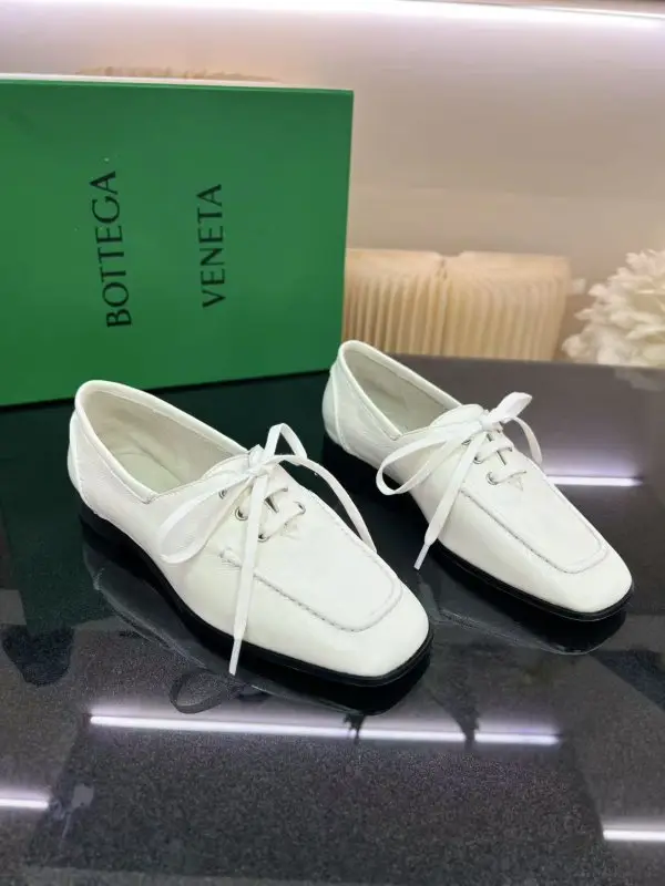 Bottega Veneta — Туфли кожаные женские на шнуровке