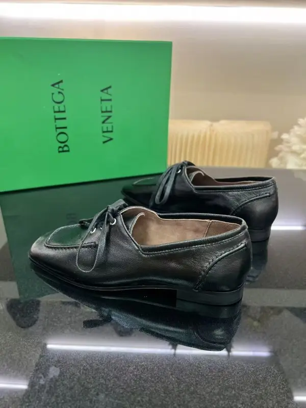 Bottega Veneta Туфлі шкіряні жіночі на шнурівці — Фото 2