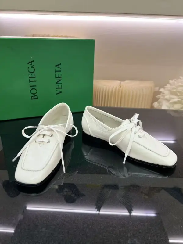 Bottega Veneta Туфлі шкіряні жіночі на шнурівці — Фото 2