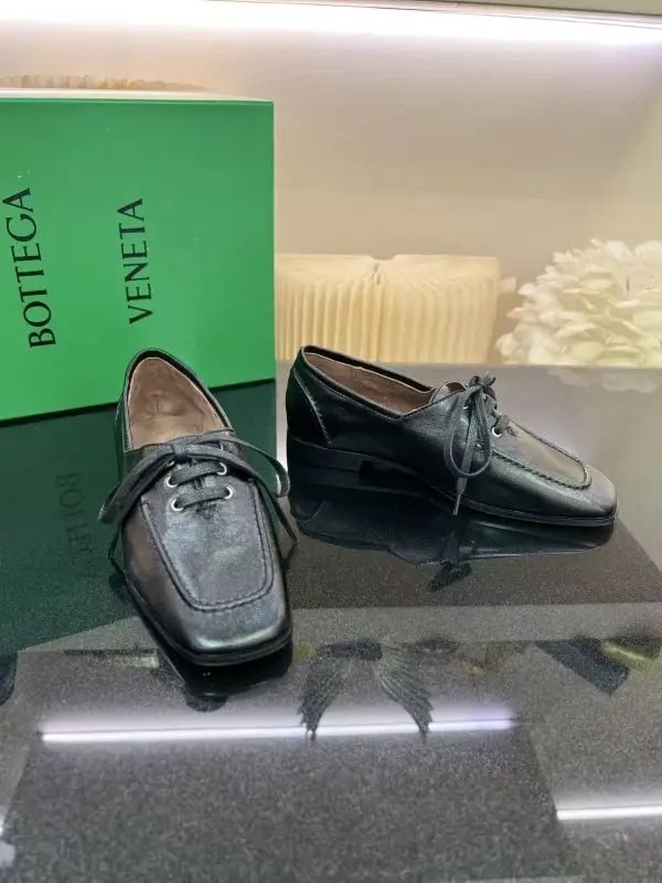 Bottega Veneta Туфлі шкіряні жіночі на шнурівці — Фото 3