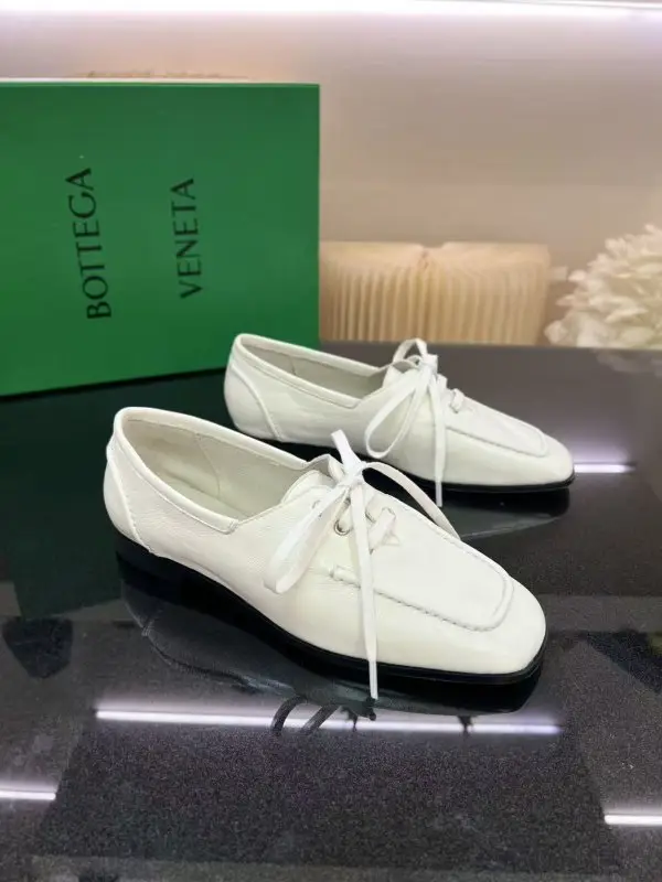 Bottega Veneta Туфлі шкіряні жіночі на шнурівці — Фото 3