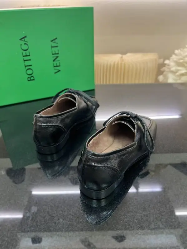 Bottega Veneta Туфлі шкіряні жіночі на шнурівці — Фото 4