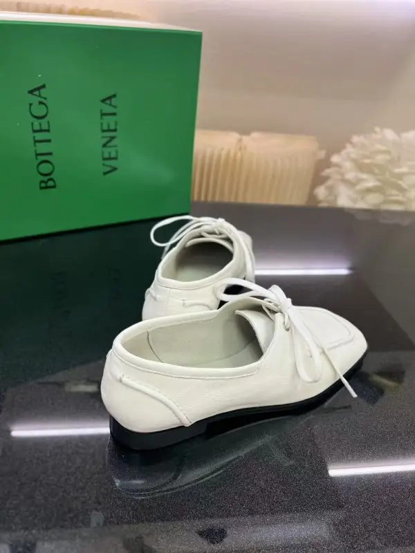 Bottega Veneta Туфлі шкіряні жіночі на шнурівці — Фото 4