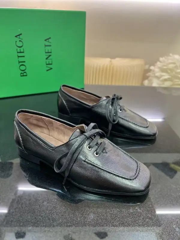Bottega Veneta Туфлі шкіряні жіночі на шнурівці — Фото 5