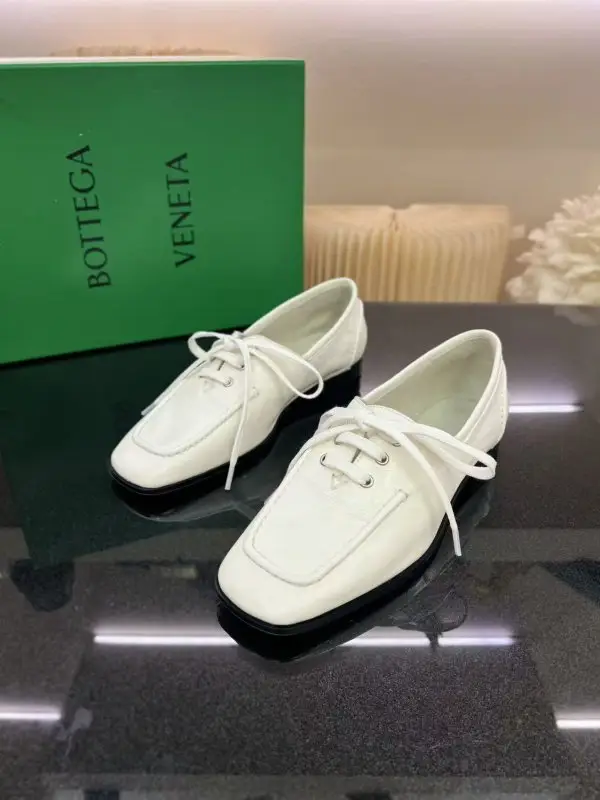 Bottega Veneta Туфлі шкіряні жіночі на шнурівці — Фото 5