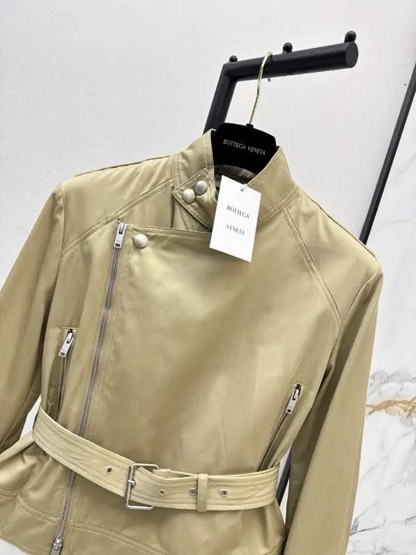 Bottega Veneta Short trench from collar-reception — Photo 2