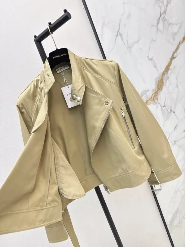 Bottega Veneta Short trench from collar-reception — Photo 4
