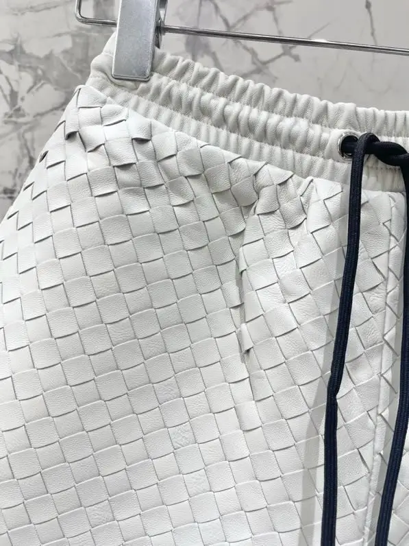 Bottega Veneta Шорты кожаные женские — Фото 2