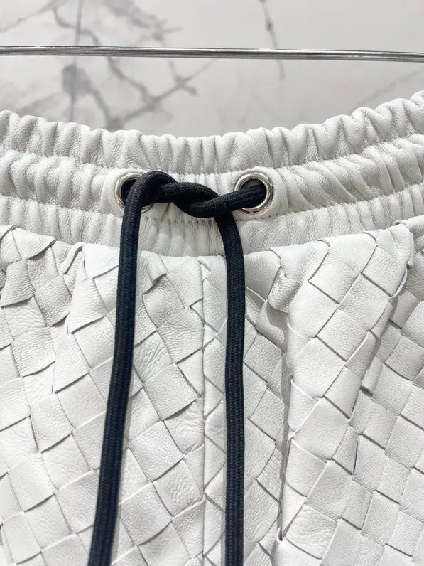 Bottega Veneta Шорты кожаные женские — Фото 5
