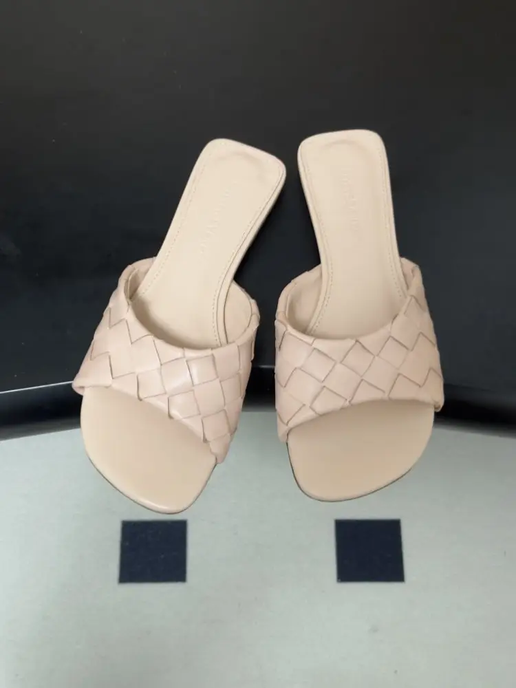 Bottega Veneta Шльопанці жіночі — Фото 2