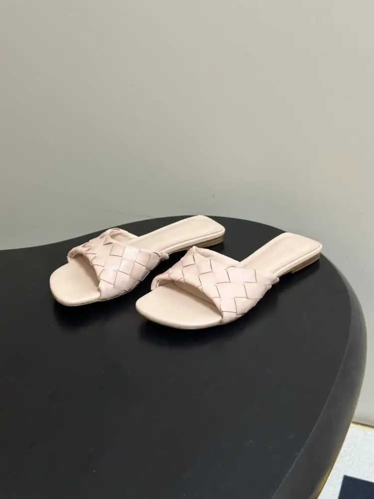Bottega Veneta Шльопанці жіночі — Фото 3