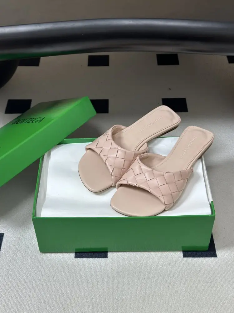 Bottega Veneta Шльопанці жіночі — Фото 4