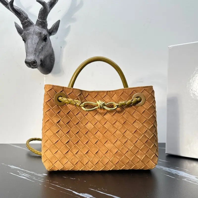 Bottega Veneta — Замшева сумка BV Andiamo 25 см