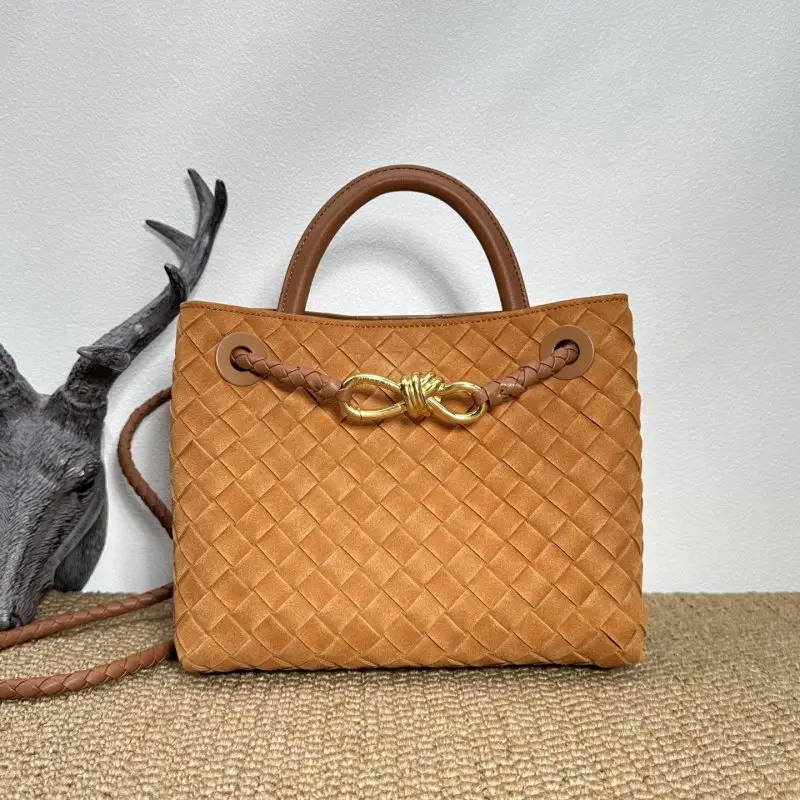 Bottega Veneta — Замшева сумка BV Andiamo 25 см