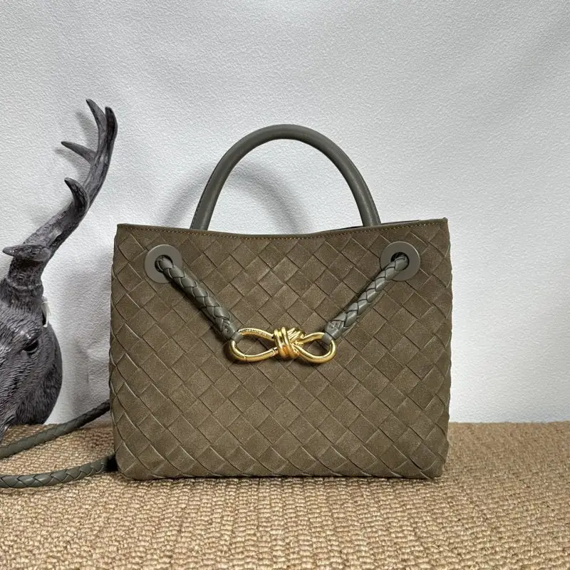 Bottega Veneta — Замшева сумка BV Andiamo 25 см