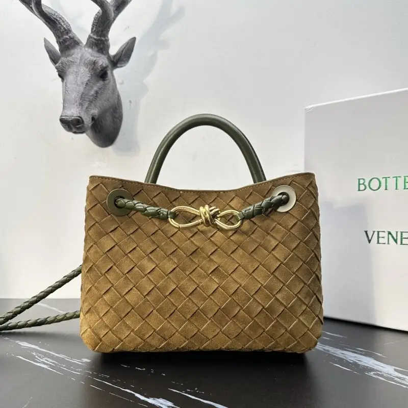 Bottega Veneta Замшева сумка BV Andiamo 25 см — Фото 1