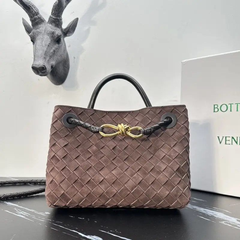Bottega Veneta — Замшевая сумка BV Andiamo 25 см