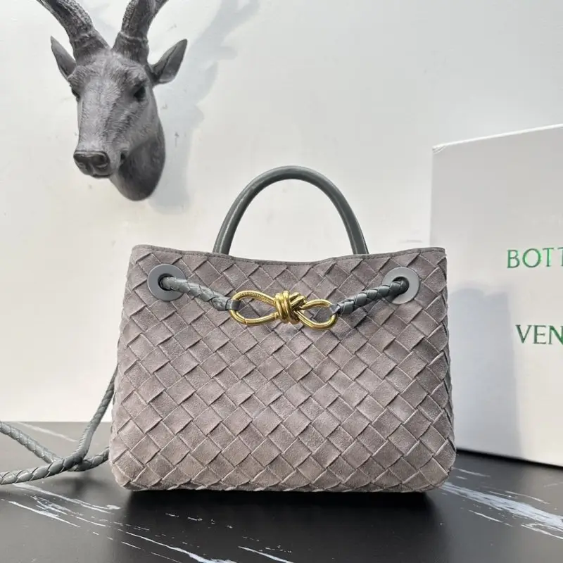 Bottega Veneta — Замшева сумка BV Andiamo 25 см