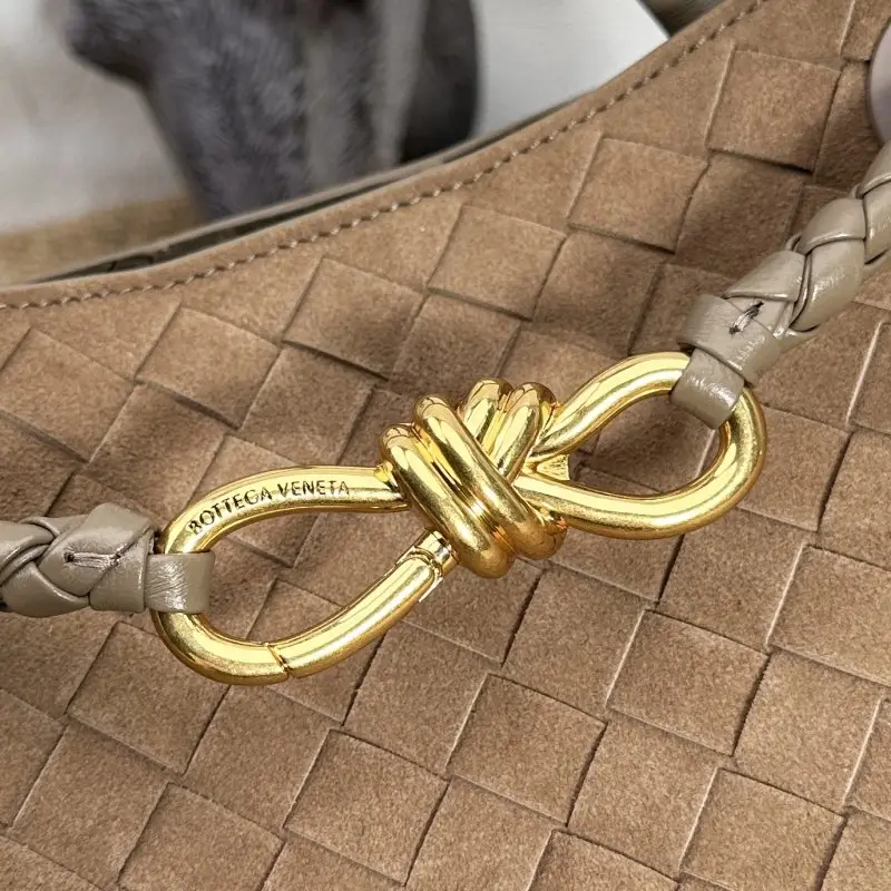Bottega Veneta Замшева сумка BV Andiamo 25 см — Фото 4