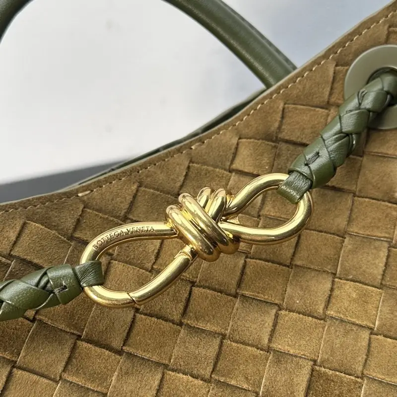 Bottega Veneta Замшева сумка BV Andiamo 25 см — Фото 4