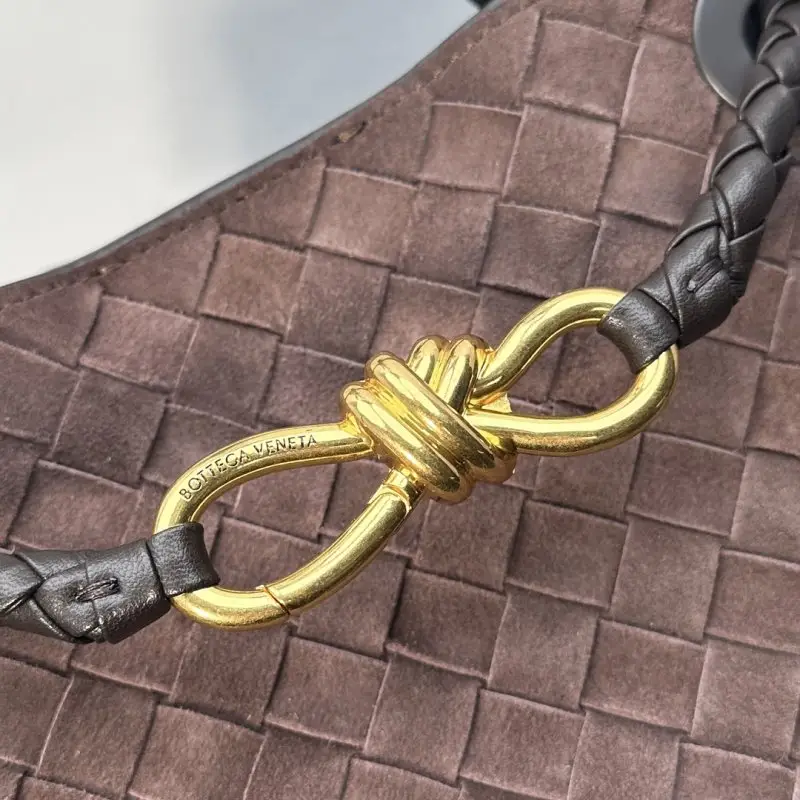 Bottega Veneta Замшевая сумка BV Andiamo 25 см — Фото 4