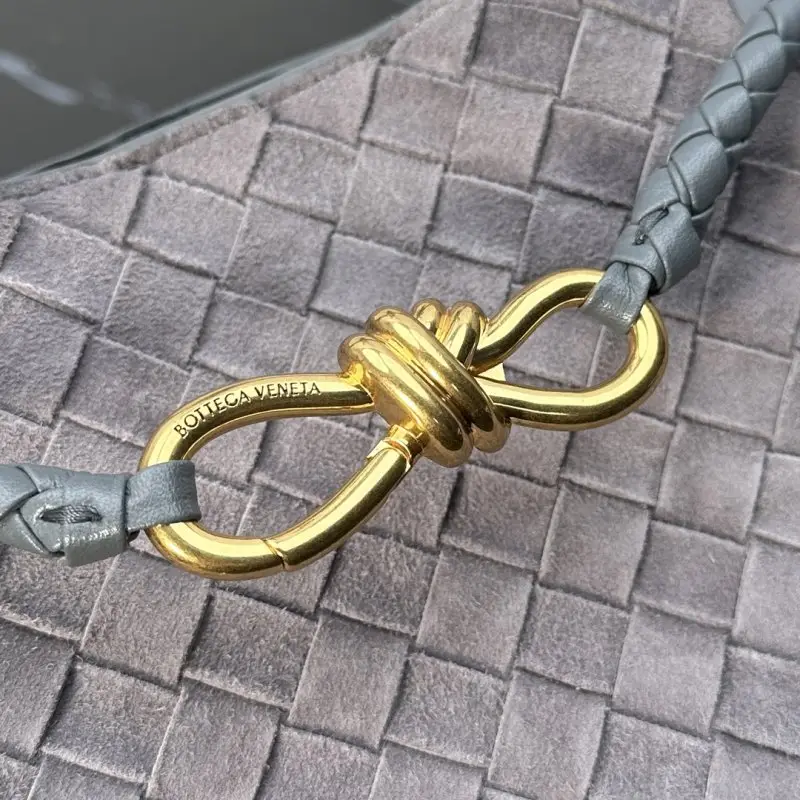 Bottega Veneta Замшева сумка BV Andiamo 25 см — Фото 4