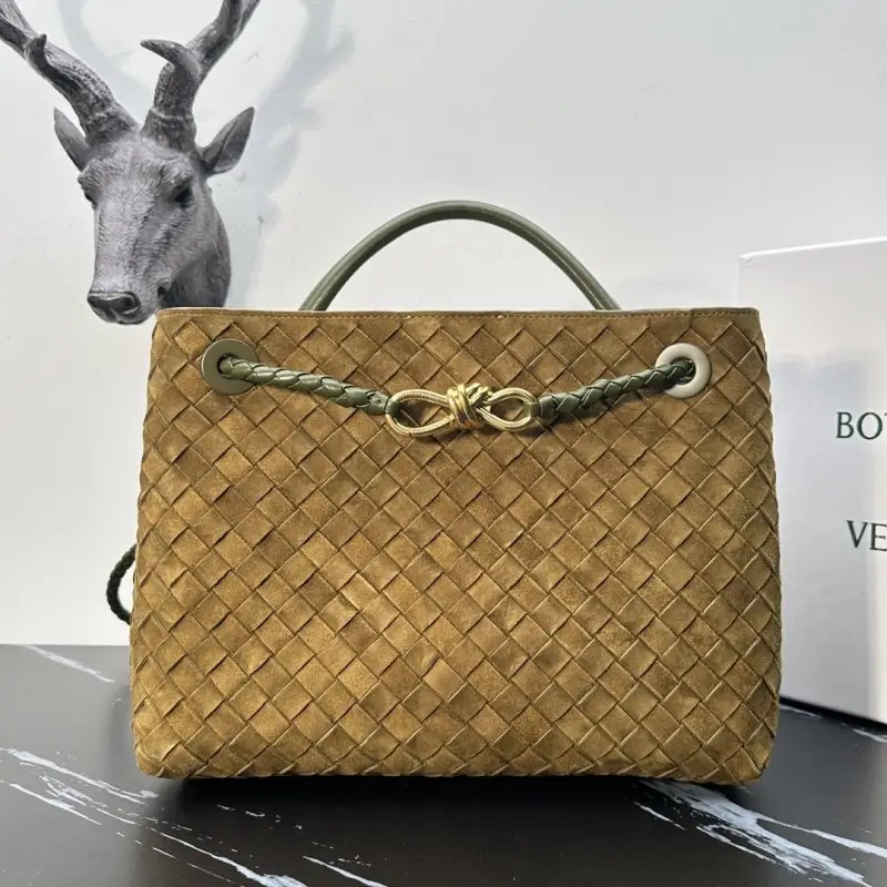 Bottega Veneta Замшева сумка BV Andiamo 32 см — Фото 1