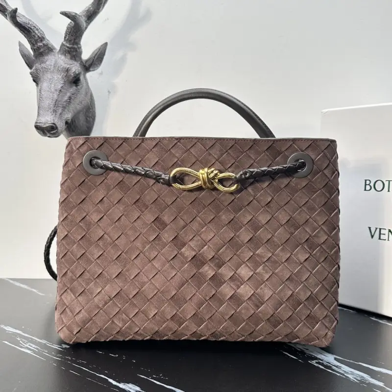 Bottega Veneta Замшева сумка BV Andiamo 32 см — Фото 1