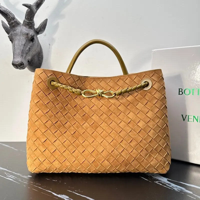 Bottega Veneta — Замшева сумка BV Andiamo 32 см