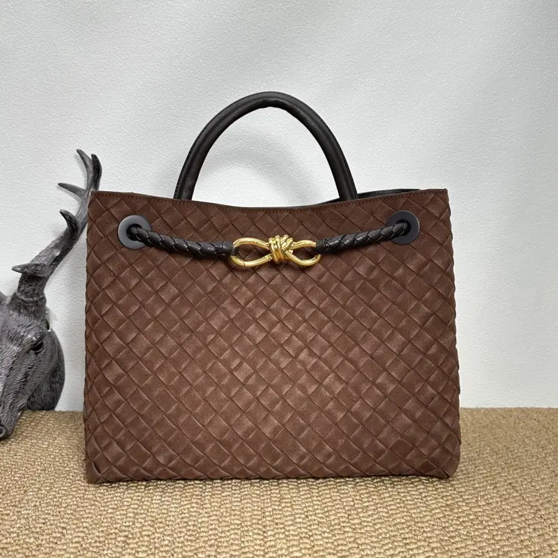 Bottega Veneta — Замшева сумка BV Andiamo 32 см