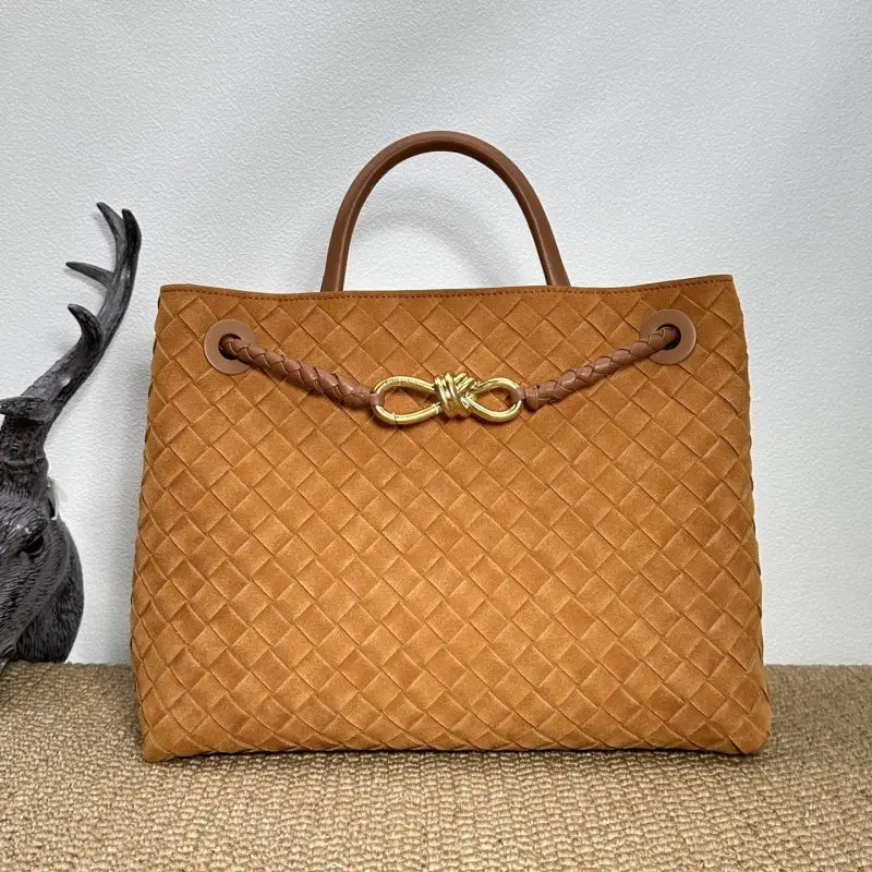 Bottega Veneta — Замшева сумка BV Andiamo 32 см