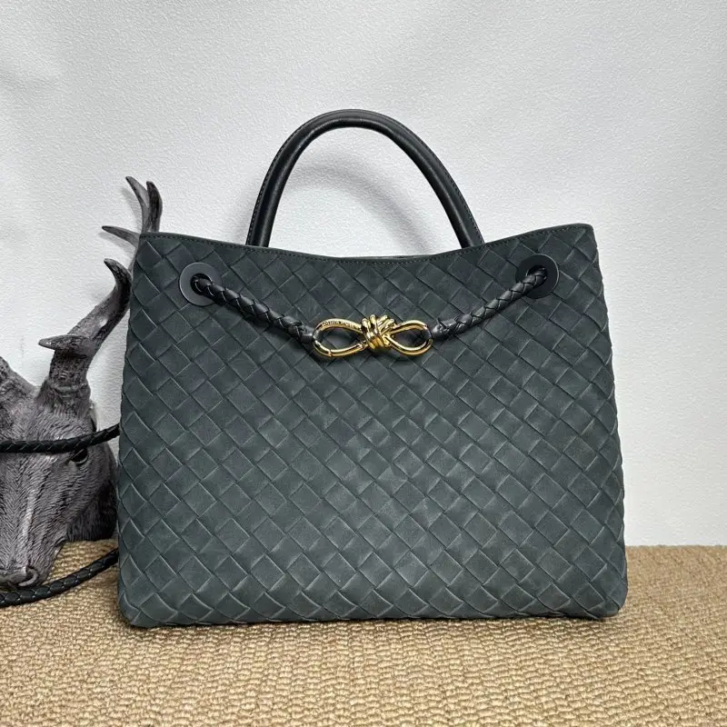 Bottega Veneta — Замшева сумка BV Andiamo 32 см