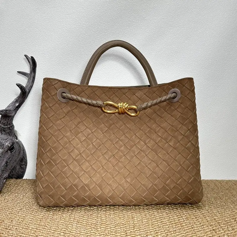 Bottega Veneta — Замшева сумка BV Andiamo 32 см