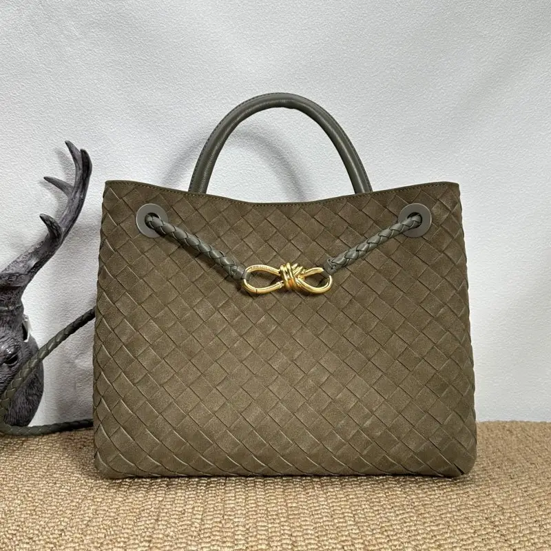 Bottega Veneta — Замшева сумка BV Andiamo 32 см
